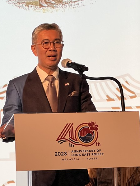 말레이시아 자프룰 아지즈 국제통상산업부 장관이 2023년 3월 15일 서울 포시즌스 호텔에서 열린 룩 이스트 정책 40주년 기념 행사에서 연설을 하고 있다.