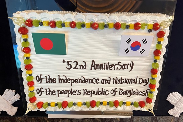 리셉션 장소의 대형 축하 케이크에 한국과 방글라데시의 국기가 장식되어 있어 많은 손님들의 관심을 끌고 있다.