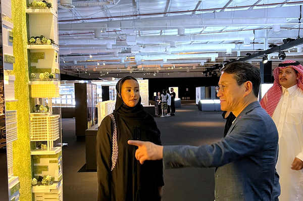 LG전자 조주완 사장(오른쪽 두 번째)이 지난 1일 사우디아라비아 리야드에서 초대형 미래 신도시 건설 사업 ‘네옴시티’의 전시관을 방문 / 사진 LG전자제공
