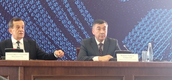 중앙선거관리위원장( 사진왼쪽)현직 대통령이며 자유민주당 소속 후보인 샤브카트 미르지요예프는 전체 투표율 87.05%를 획득해 압승을 거두었다고 발표하고 있다.