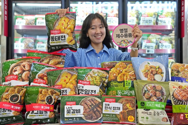   서울시 용산구에 위치한 제타플렉스 서울역점에서 요리하다 제수용품을 홍보하고 있는 모델의 모습
