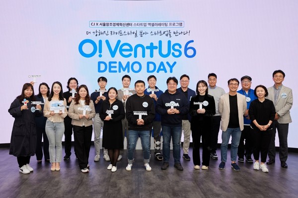  오벤터스 6기 데모데이에서 CJ인베스트먼트 김도한 대표(2열 오른쪽 4번째)를 비롯한 참가자 및 관계자들이 기념사진 촬영.사진=CJ그룹