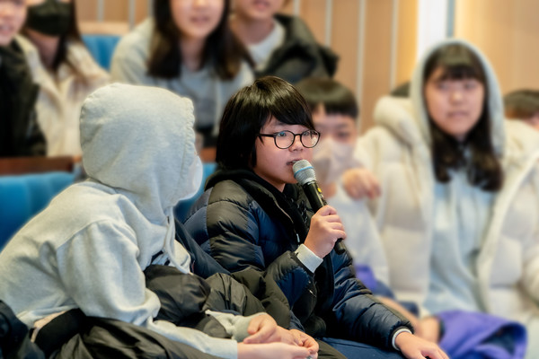  한국콜마 종합기술원에서 열린 진로·직업 체험의 날 행사에서 언남초등학교 6학년 나연후 군이 질문을 하고 있다