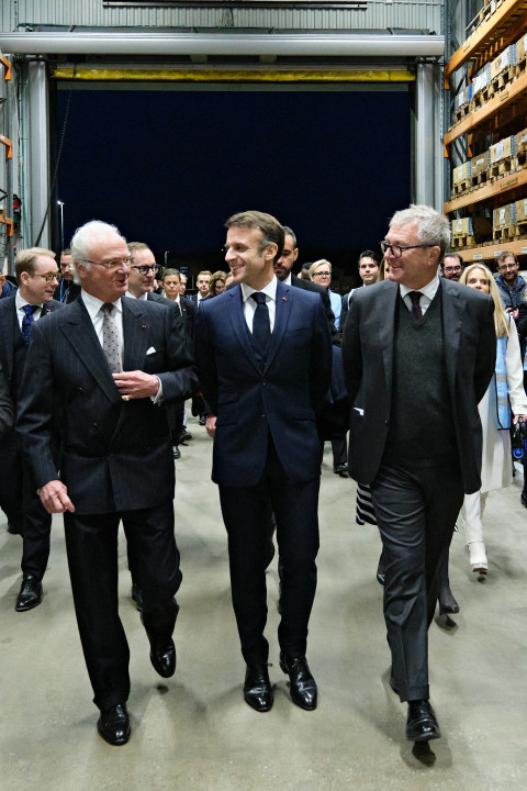 스웨덴의 칼 구스타프 16세 국왕과 프랑스의 에마뉘엘 마크롱 대통령을 호스팅하는 알파라발 톰 에릭손 CEO등이 ​​지난31일 알파라발 열교환기 공장을 견학하고있다.