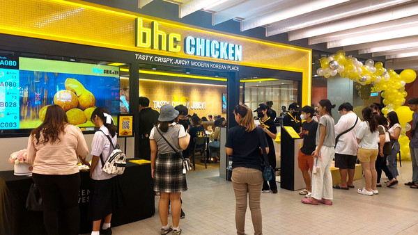 bhc치킨 태국 2호점 ‘센트럴 웨스트 게이트’점을 방문한 현지 고객들