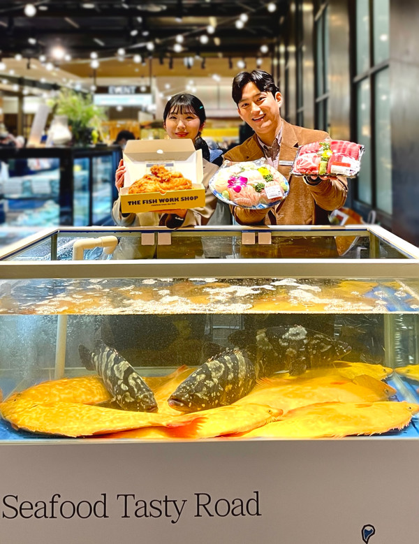 5일 오전, 경기도 성남시 분당구에 위치한 현대백화점 판교점 지하 1층 행사장에서 직원들이 판매용 수산물을 소개하고 있다.