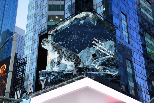  LG전자가 미국 뉴욕 타임스스퀘어 전광판에서 ‘LG와 함께하는 위기 동물 보호 캠페인(The LG Endangered Species Series)’ 영상을 상영한다.