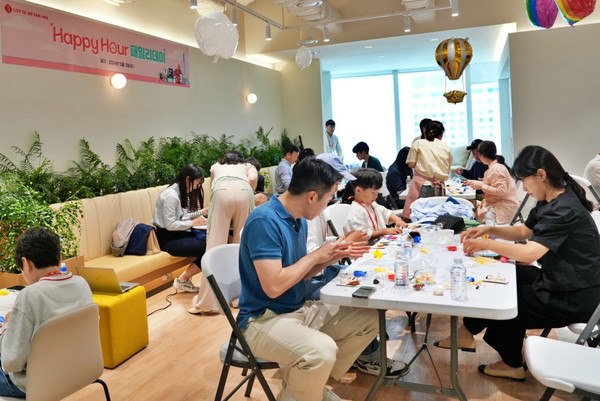 지난 5월 11일(토), 서울시 송파구에 위치한 롯데월드타워에서 롯데 유통군HQ 임직원 가족들이 '1일 CEO 체험'에 참여하고 있다.