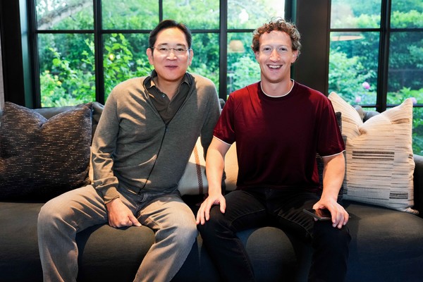 11일(현지시간) 이재용 삼성전자 회장이 미국 서부 팔로 알토에 위치한 마크 저커버그(Mark Zuckerberg) 메타 CEO 자택에서 기념 사진을 촬영하는 모습